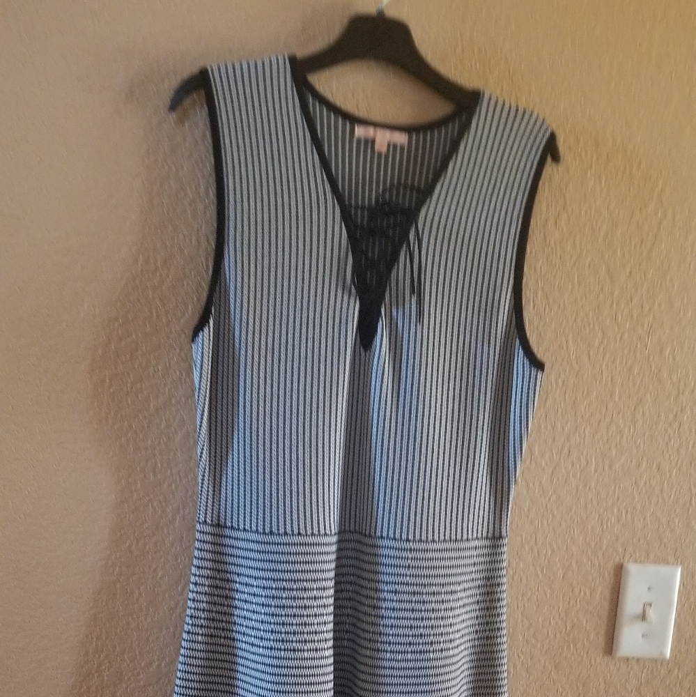 Beautiful dress, great for all seasons
